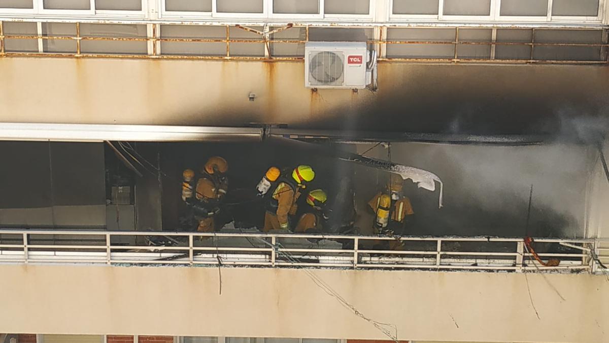 Los Bomberos en la vivienda incendiada en Muchavista.