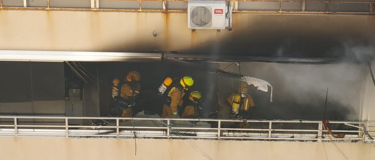 El fuego arrasa una vivienda en la playa de Muchavista