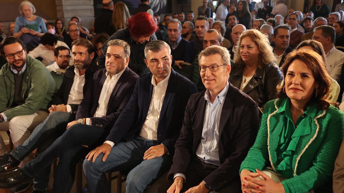 El  presidente del PP de Canarias, Manuel Domínguez (3d); el presidente del Partido Popular, Alberto Núñez Feijóo (2d); y la candidata del PP a la alcaldía de Las Palmas de Gran Canaria, Jimena Delgado