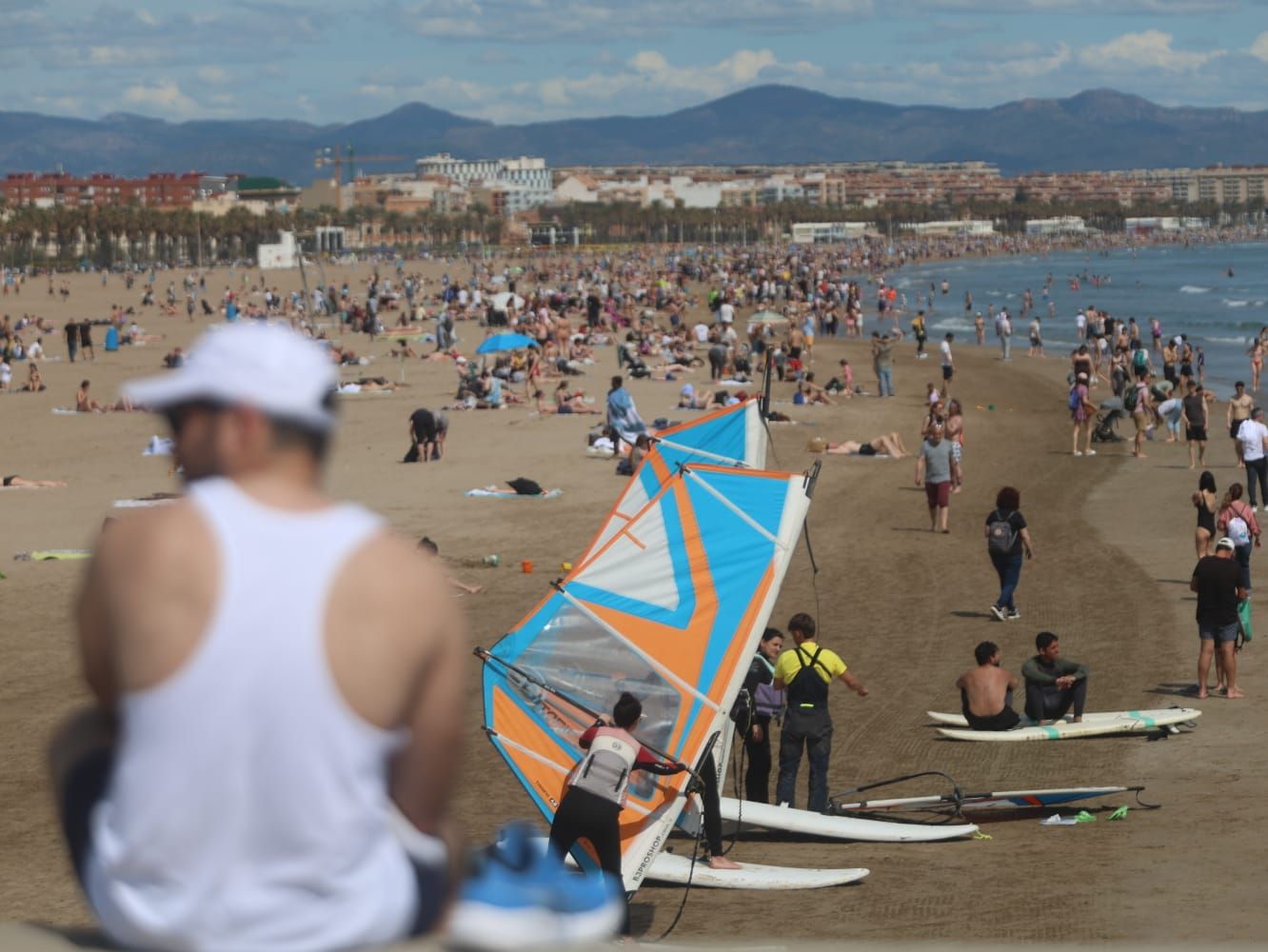 Primeros chapuzones del año en un domingo de sol y playa