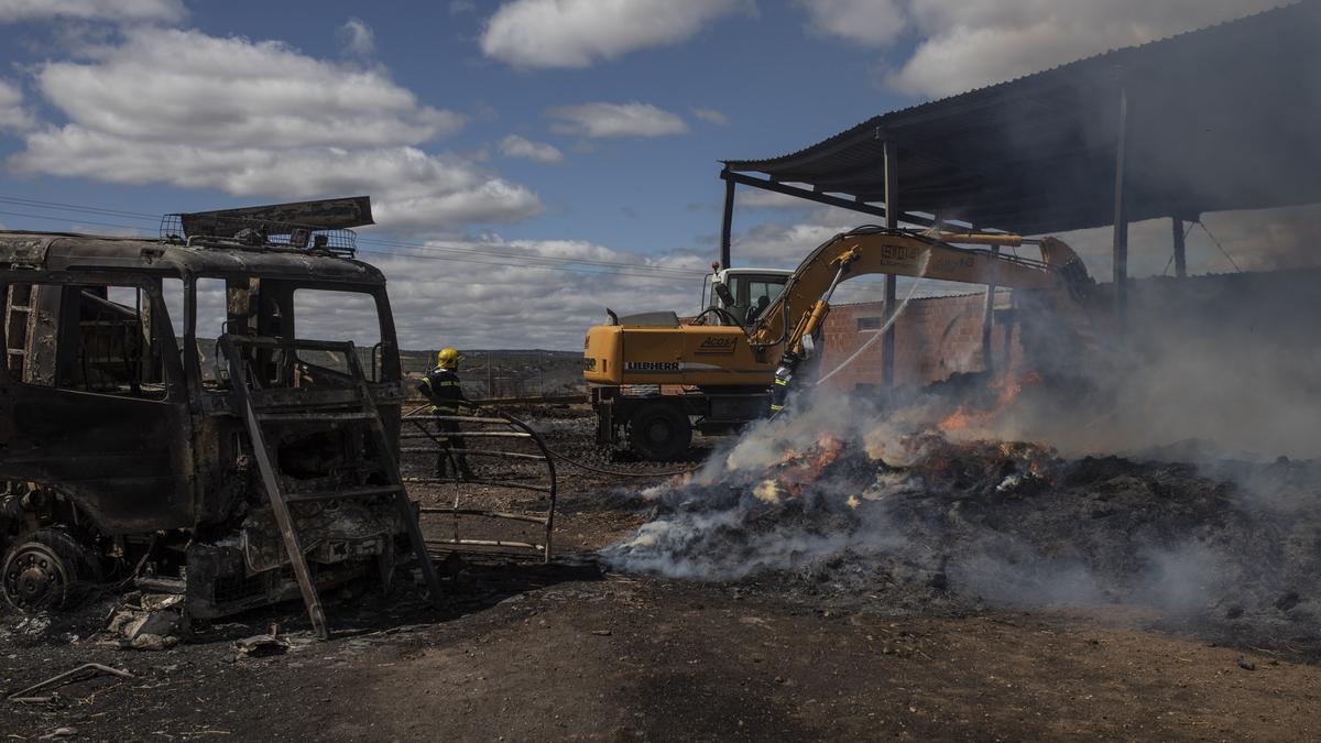 Incendio de Lober: explotación ganadera quemada en Vegalatrave junto a la carroceta de la Junta calcinada.