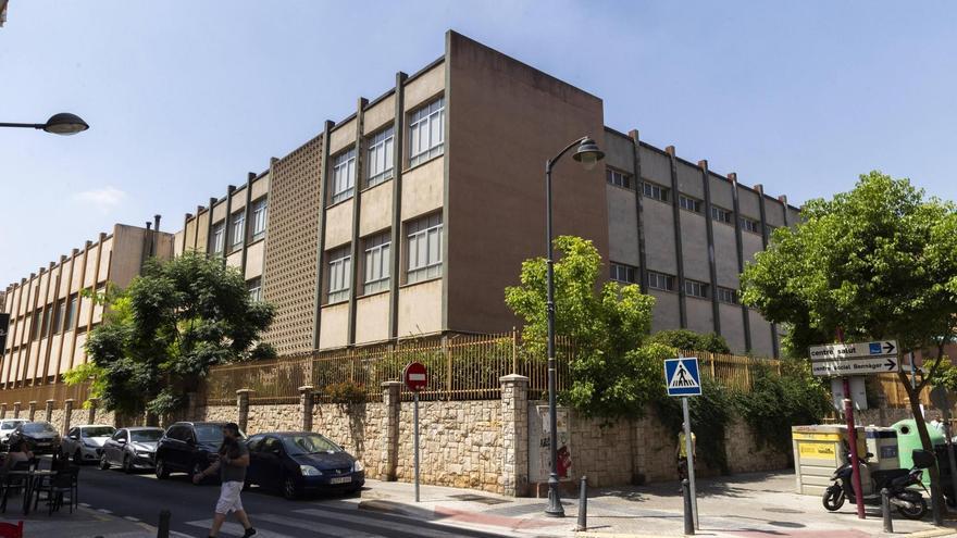 Fachada del centro de Alaquàs donde trabaja el docente