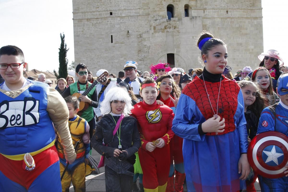 FOTOGALERÍA/ Pasacalles de Carnaval en el puente romano de Córdoba