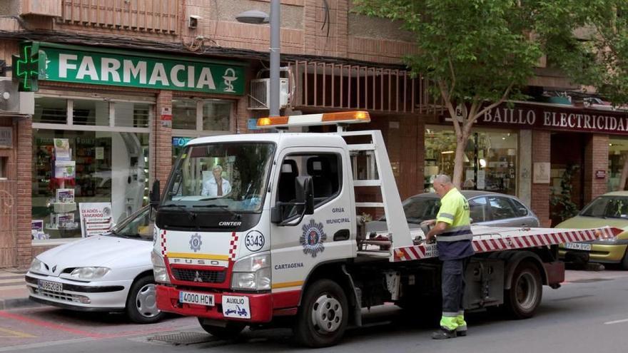 Las empresas de la ORA y del bus urbano &#039;pelean&#039; por adjudicarse la grúa municipal