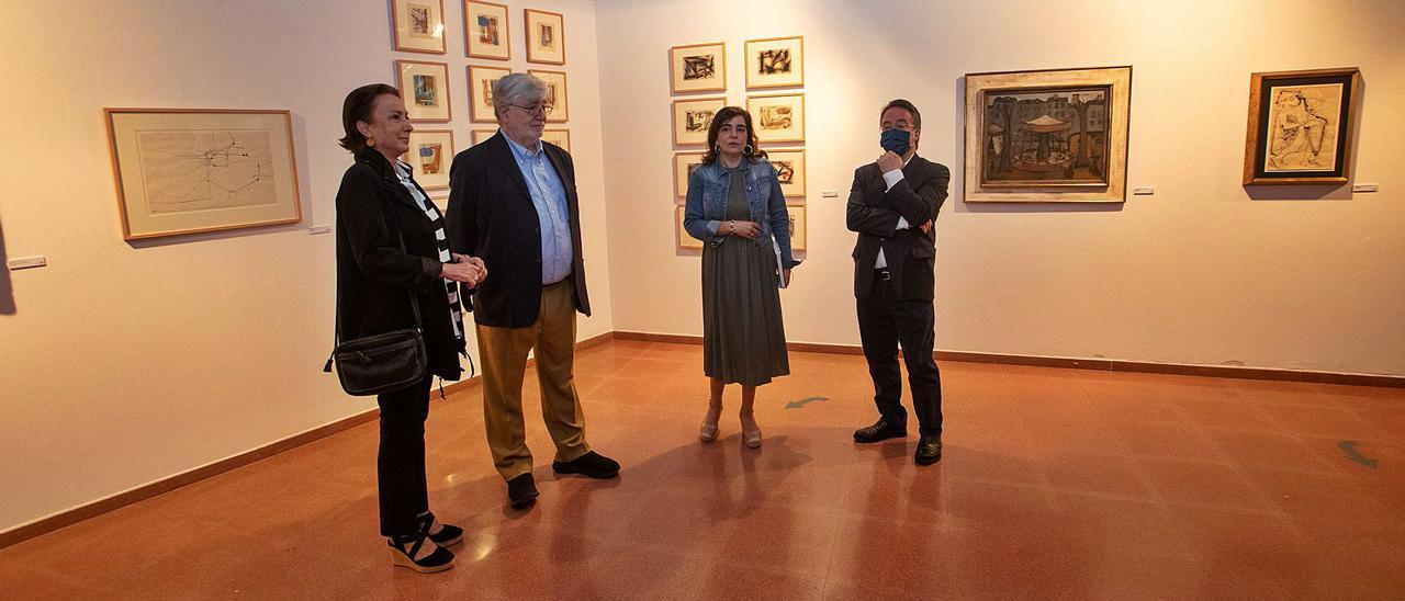 De izquierda a derecha, Pepa Gorozaga; Fernando Fernán-Gómez; la concejala de  Cultura, Yolanda Alonso, y Luis Feás, ayer en el Centro Municipal de Arte y Exposiciones de Avilés (CMAE).