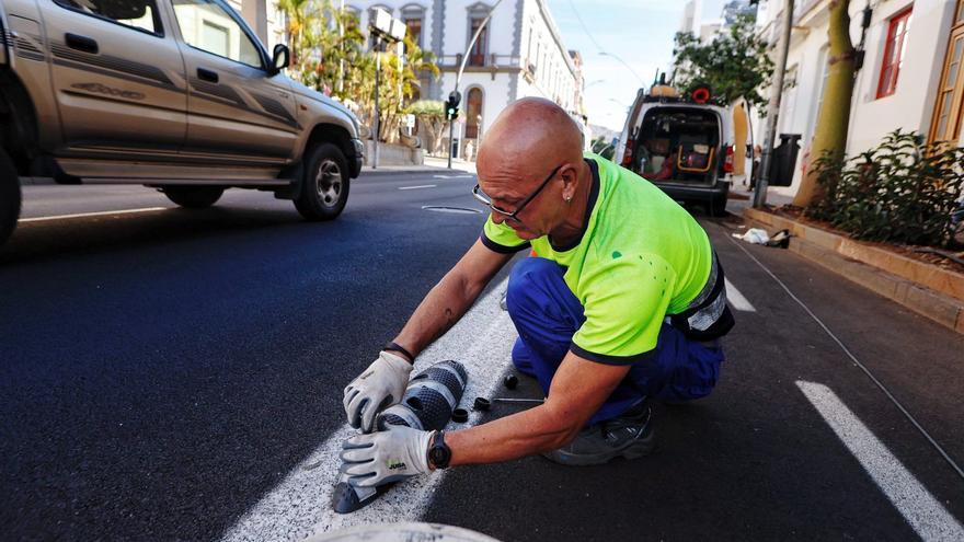 Un operario procede a retirar las medidas de seguridad que acotaban el carril bici a su paso por Méndez Núñez, cerca del ayuntamiento. | MARÍA PISACA
