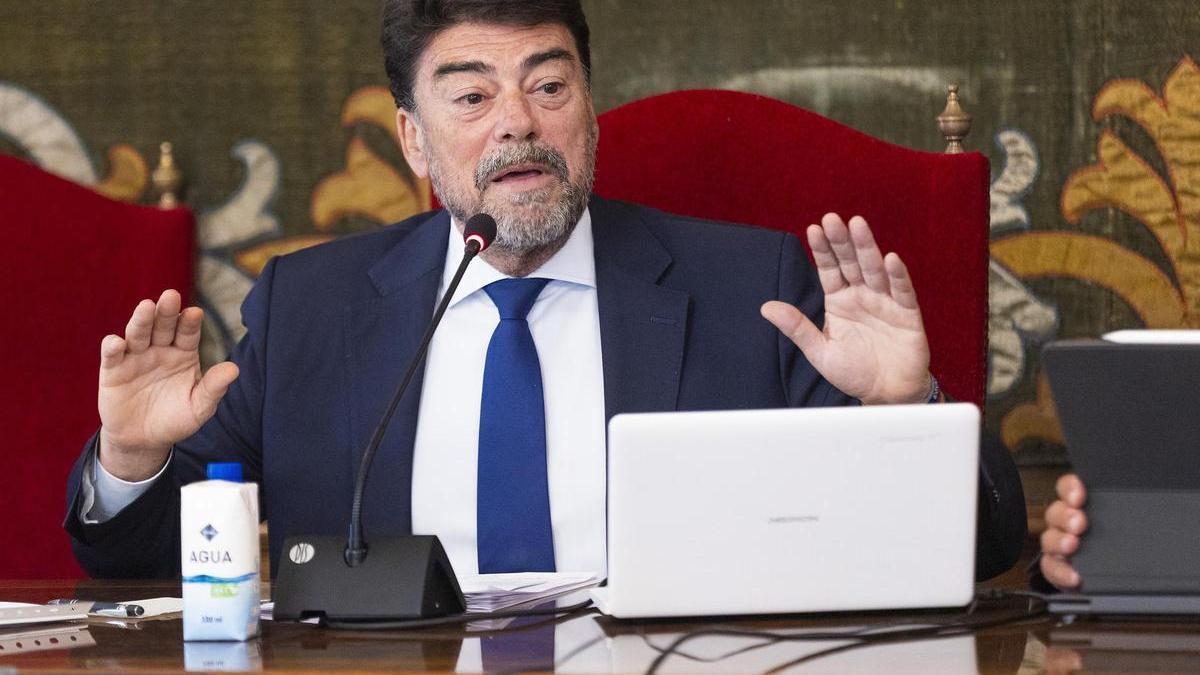 El alcalde de Alicante, Luis Barcala, en un reciente pleno en el Ayuntamiento