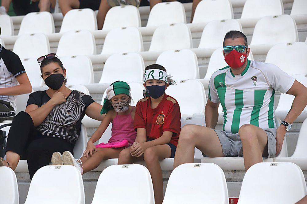 Aficionados asistentes al encuentro Córdoba CF-Cádiz B