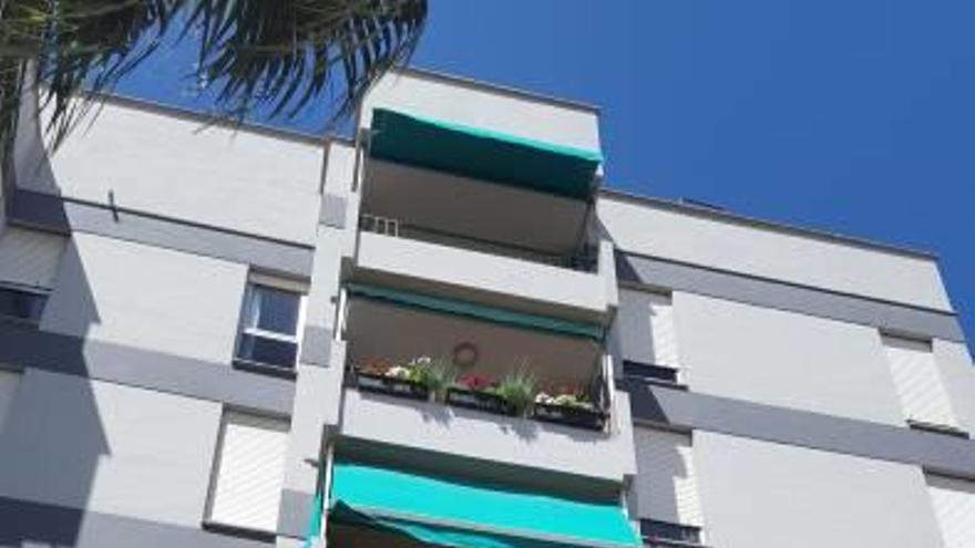 Edificio de la calle Ànimes desde el que se cayó la niña.