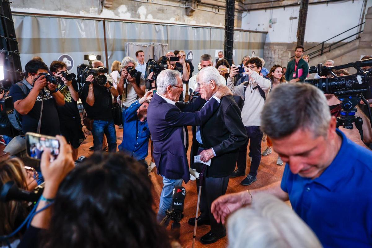 Xavier Trias, tras depositar su voto en el mercado de Galvany, en Barcelona.