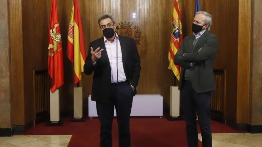 El alcalde de Zaragoza, Jorge Azcón, y el portavoz de Vox, Julio Calvo, ayer.  | ANDREEA VORNICU