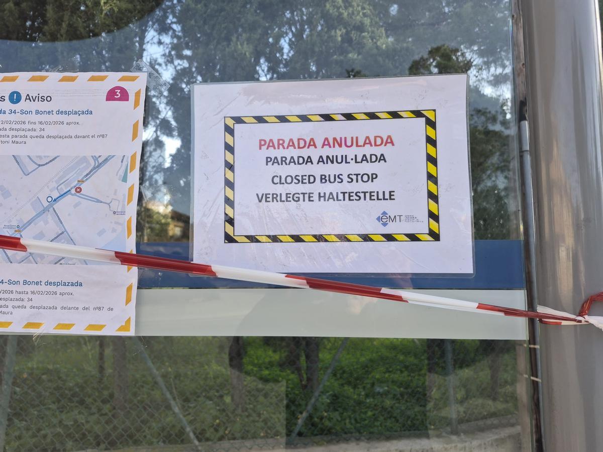 Cartel que avisa que la parada ha sido anulada.