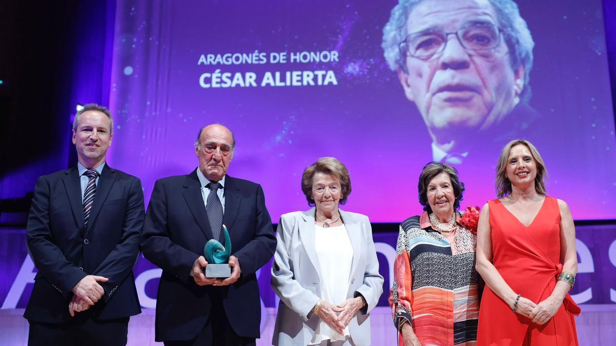 Los hermanos de César Alierta reciben el Aragonés de Honor de manos de Ricardo Barceló y Cristina Sánchez, director y gerente respectivamente de EL PERIÓDICO DE ARAGÓN.