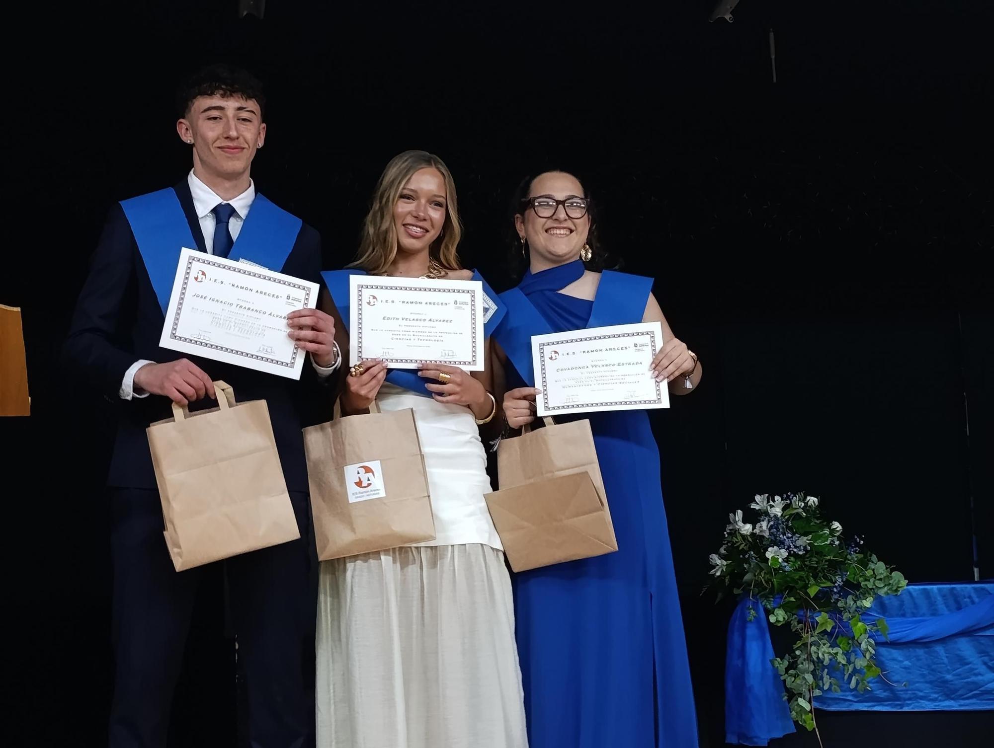 Diplomas y música en la Graduación del Ramón Areces de Grado