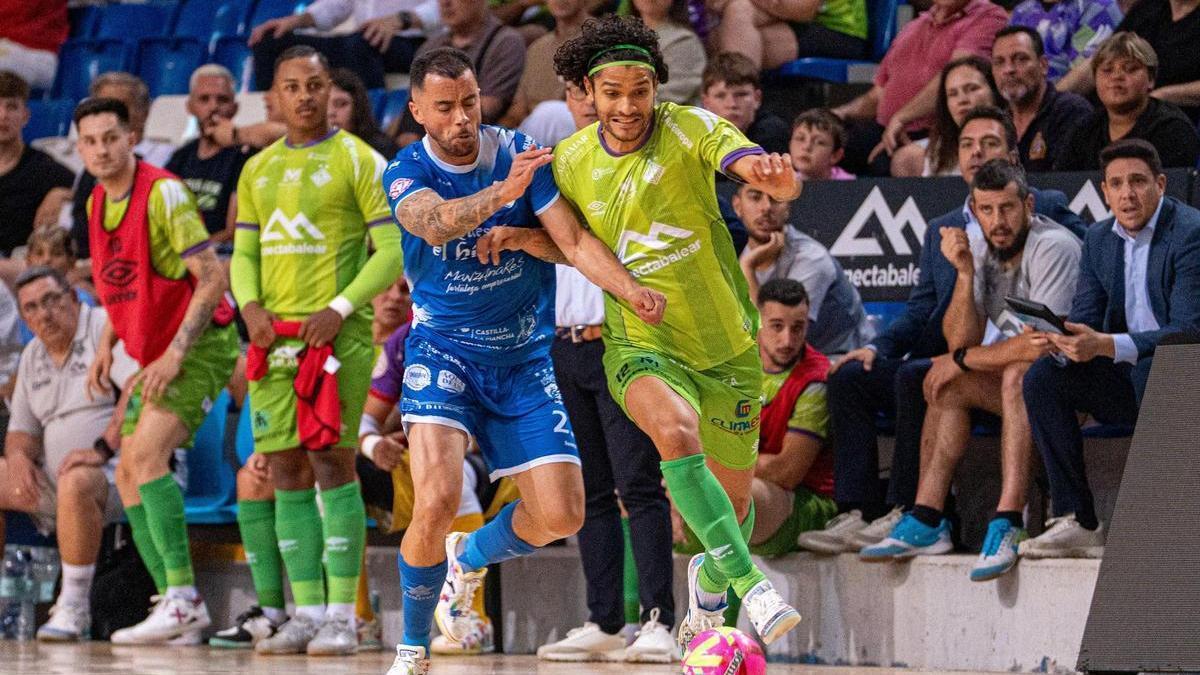 Lucao pugna por un balón con un jugador del Manzanares