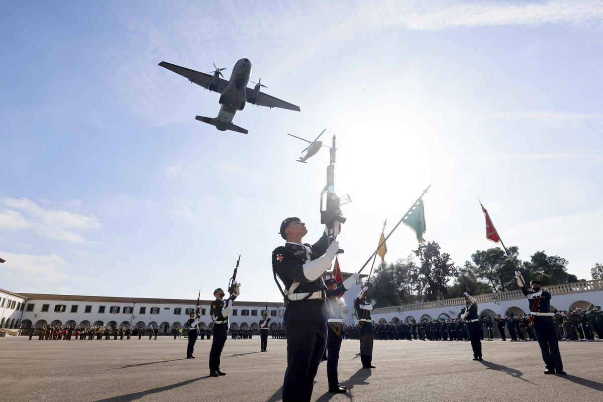 Un avión y un helicóptero han sobrevolado la plaza de armas de la base