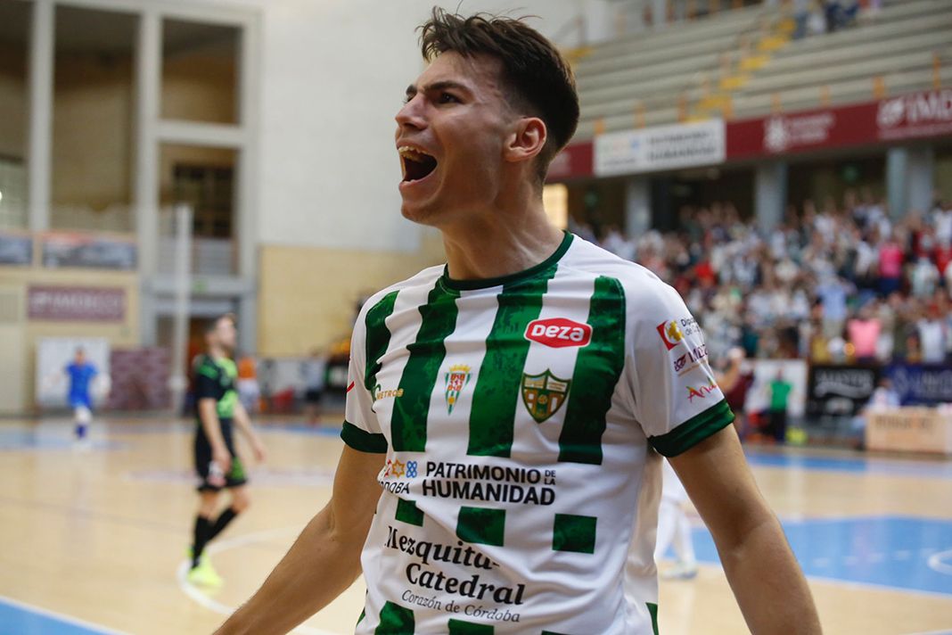 Ricardo Muñoz grita su gol ante la grada en Vista Alegre.