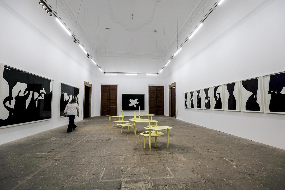 Blick in den ersten Raum: Werke der Serie „Synchronicity“ mit schwarzen Federn und die Objekte „Yellow 1–7“.
