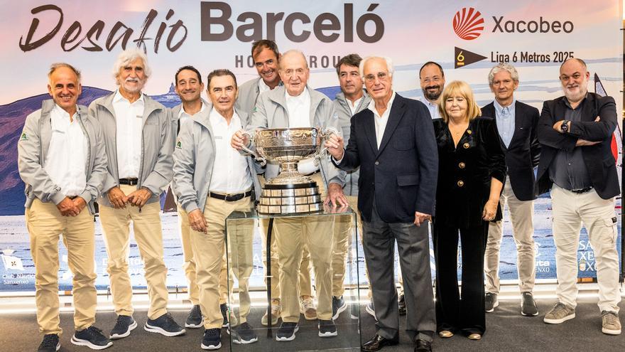 Juan Carlos I entrega la copa de vela con su nombre al Náutico de Sanxenxo