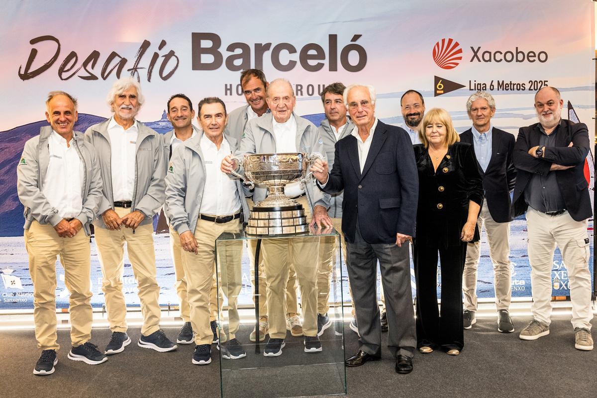 El rey emérito entrega el trofeo a Isidoro Álvarez, secretario del Real Club Náutico de Sanxenxo