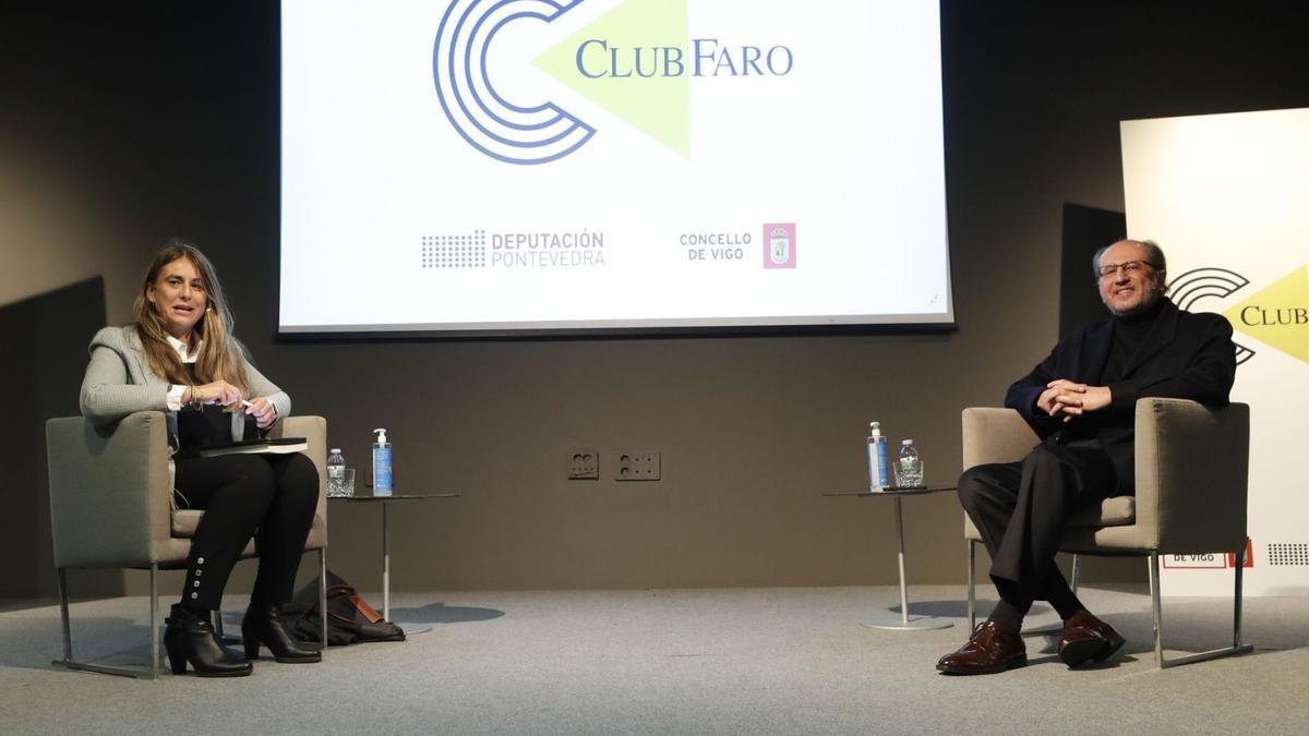 Tesa Díaz-Faes y José Luis Orihuela, durante la charla de Club FARO.   | // RICARDO GROBAS