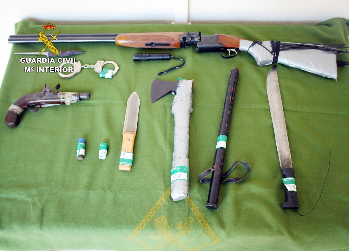 Durnte la operación se incautaron dos armas de fuego, una pistola y una escopeta de caza.