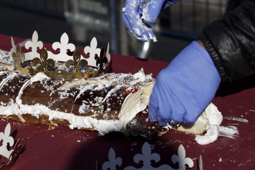 Los Reyes Magos llegan a Murcia repartiendo Roscón