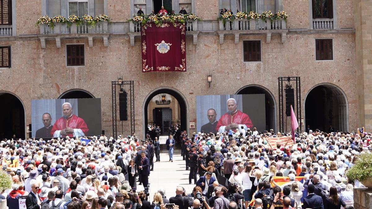 La multitud aplegada al migdia a Montserrat, en el moment que el Papa va sortir al balcó