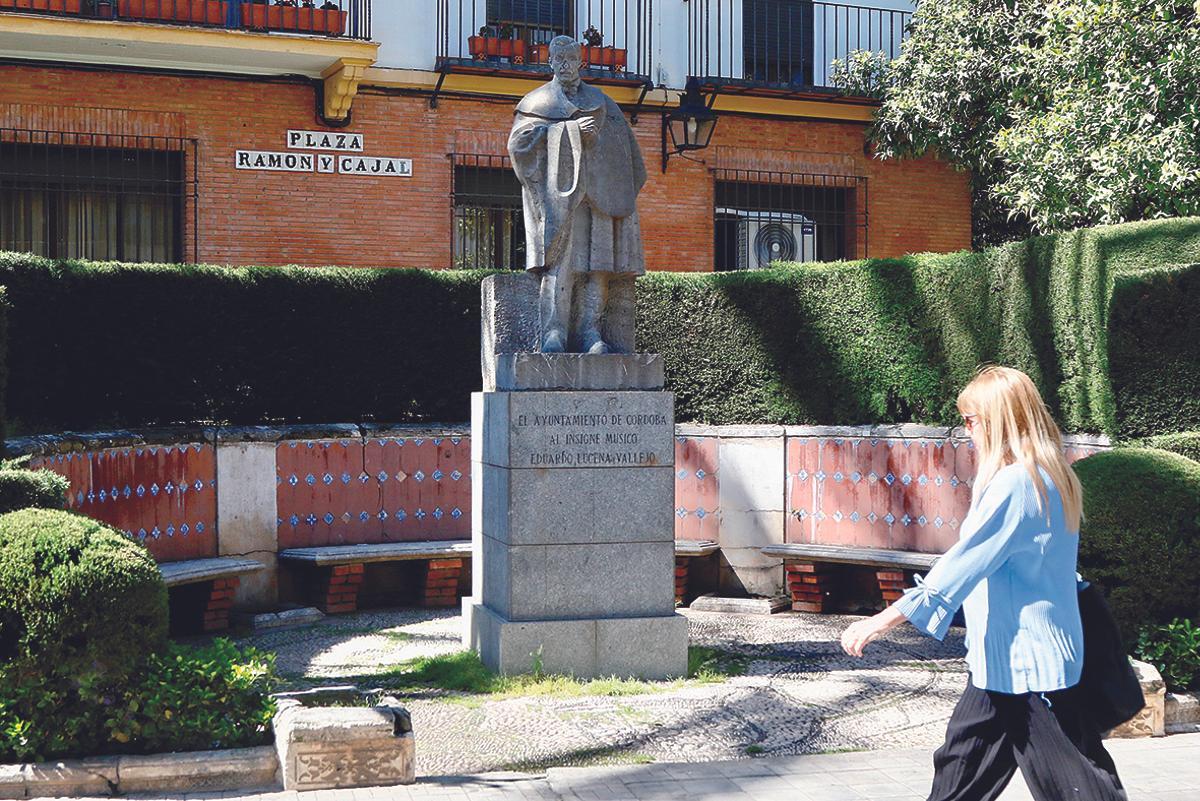 EDUARDO LUCENA ESTATUA SITUADA EN LA PLAZA RAMÓN Y CAJAL QUE RECUERDA AL MÚSICO Y COMPOSITOR CORDOBÉS, AUTOR DE LA MARCHA ‘UN RECUERDO’.