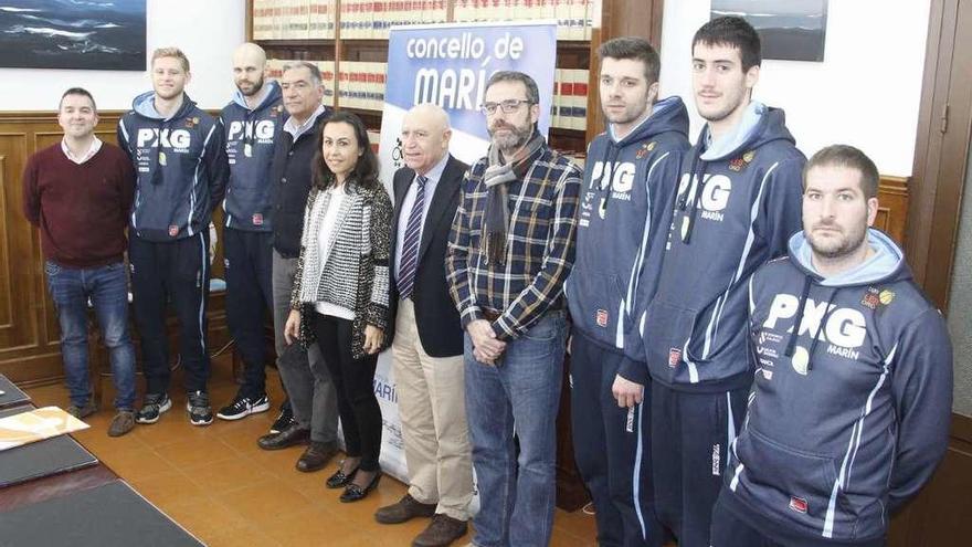 La alcaldesa, el presidente de la Federación y directivos y responsables del Peixe, en el Concello. // S.A.