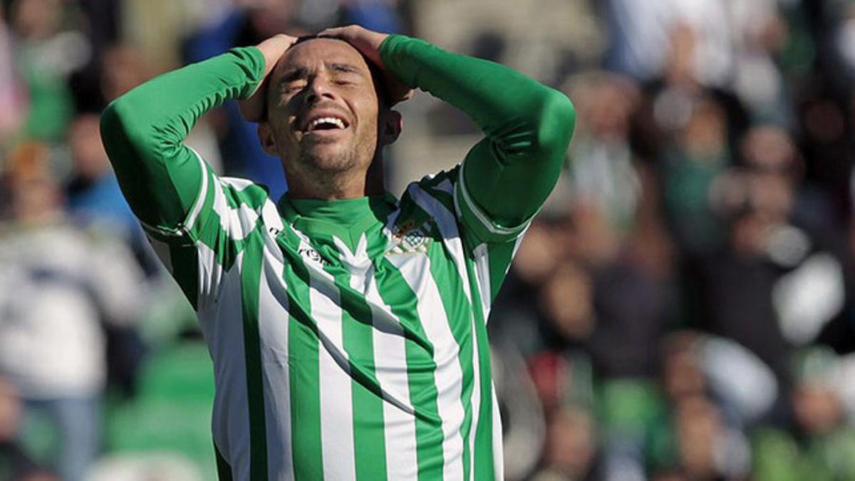 Rubén Castro se lamenta tras fallar una oportunidad, en un partido del Betis en el estadio Benito Villamarín