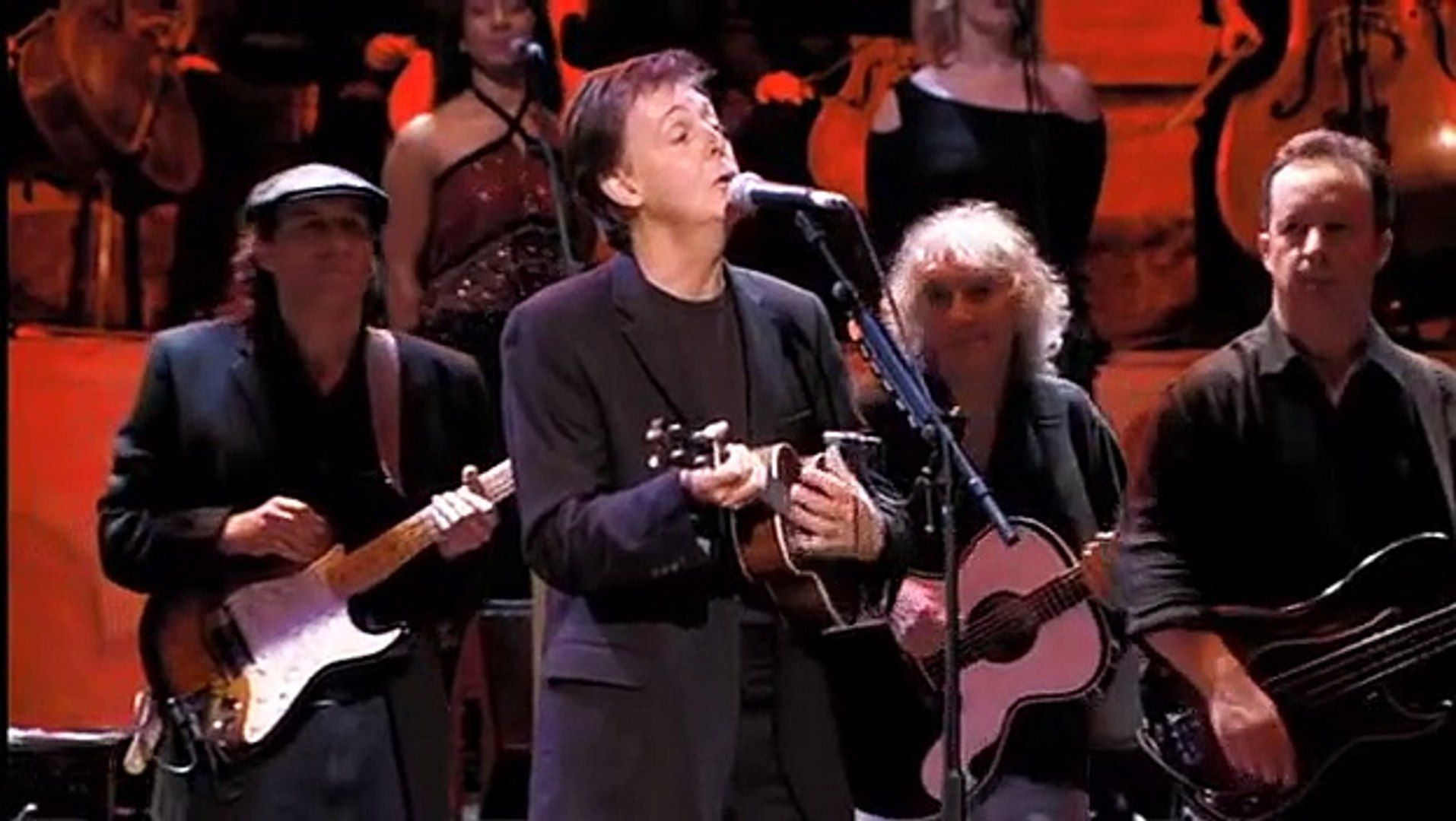 Paul McCartney, interpretando 'Something' con el ukelele en un momento del 'Concert for George'