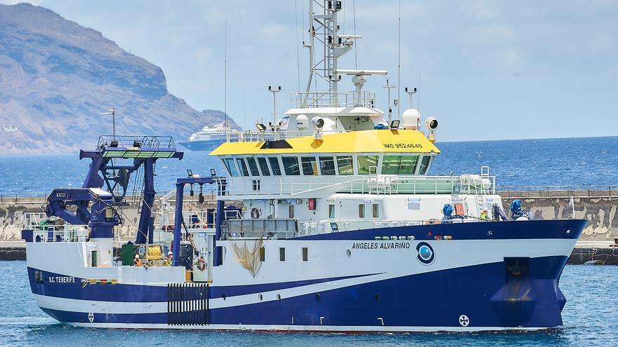 Momento en el que el buque oceanográfico 'Ángeles Alvariño' parte del puerto de Santa Cruz de Tenerife, a 14 de junio de 2021, en Santa Cruz de Tenerife, Tenerife, Islas Canarias (España). El buque reanuda hoy la búsqueda de Anna y Tomás Gimeno tras solve