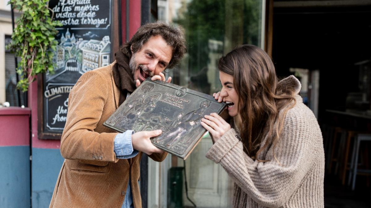 El Viajero reafirma su lugar en La Latina tras recibir una placa por el centenario del inmueble que ocupa.