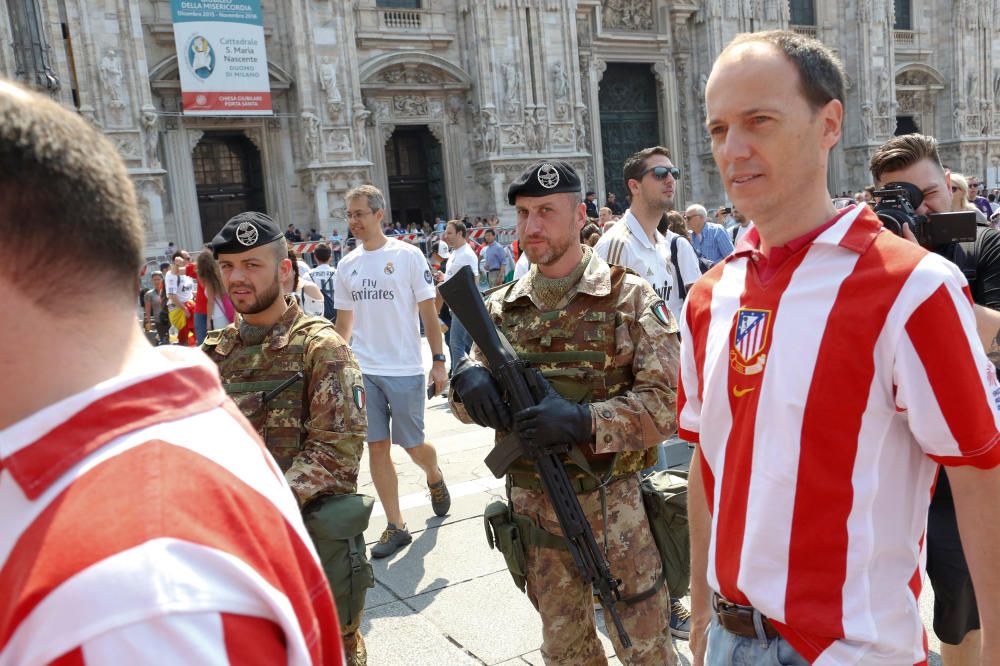 Las aficiones de Madrid y Atlético toman el centro de Milán en las horas previas al partido.