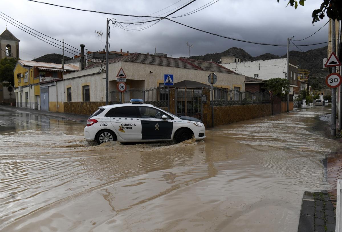 Así han dejado las lluvias las calles de Cobatillas