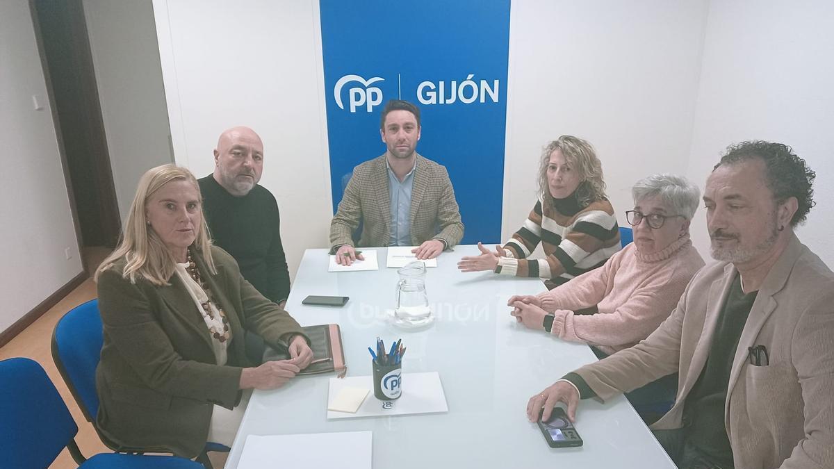La reunión del PP de Gijón con los integrantes de Aprovij.