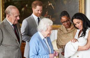 El príncipe Enrique de Inglaterra y la duquesa de Sussex, Meghan Markle, presentan a su hijo recién nacido, Archie Harrison Mountbatten-Windsor, a la madre de la duquesa de Sussex, Doria Ragland, a la reina Isabel II de Inglaterra y a su esposo Felipe, duque de Edimburgo, este miércoles en el castillo de Windsor.