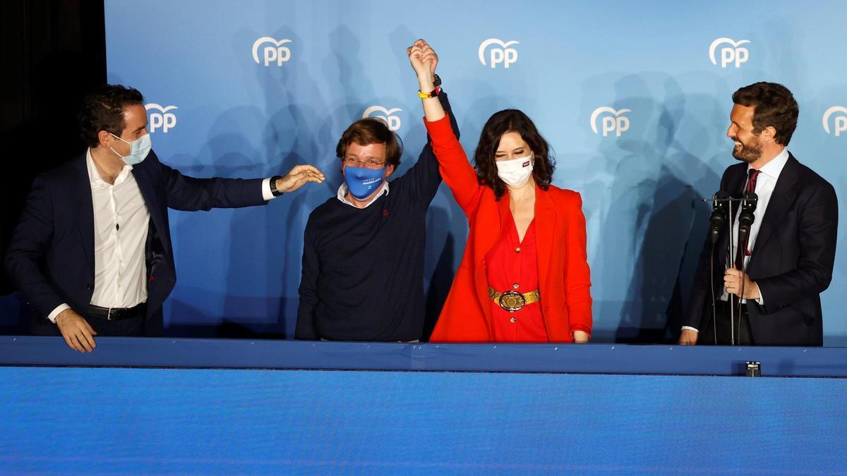 Teodoro García Egea, José Luis Martínez Almeida, Isabel Ayuso y Pablo Casado celebran el éxito electoral del 4-M en el balcón de Génova.