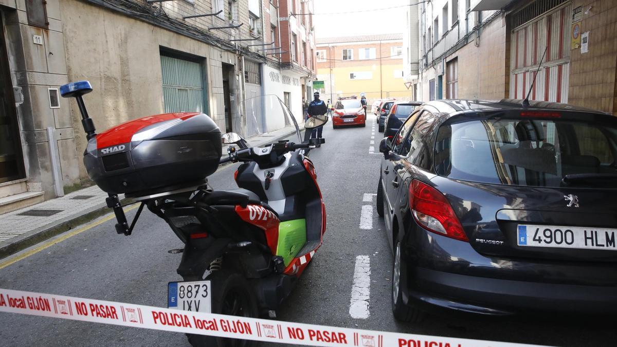 Los agentes disparan contra un hombre armado con un hacha en Gijón