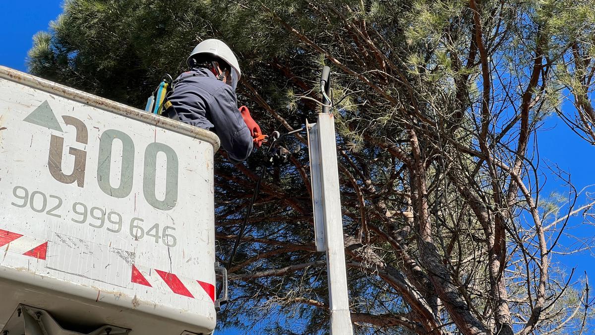 Un operari talla els cables d'una connexió a la llum il·legal en una casa de Llagostera