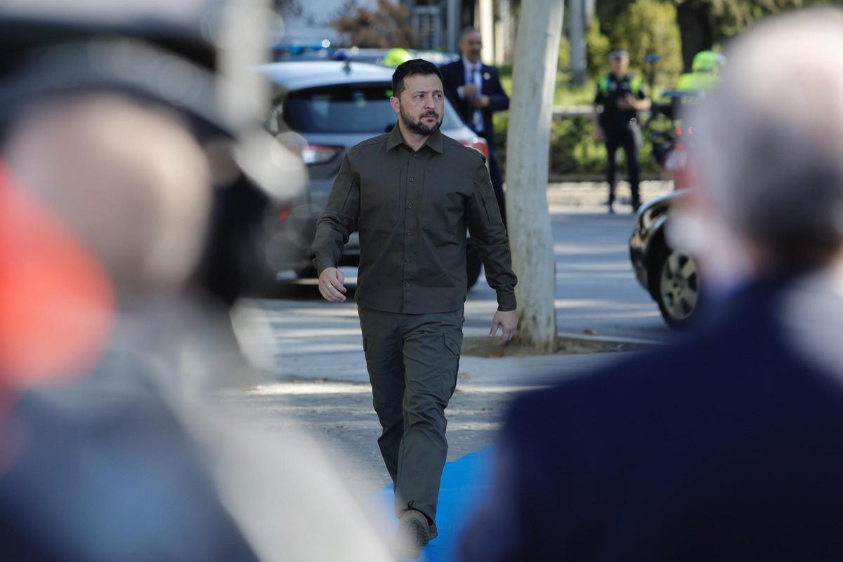 Zelenski aparece por sorpresa en la cumbre de Granada