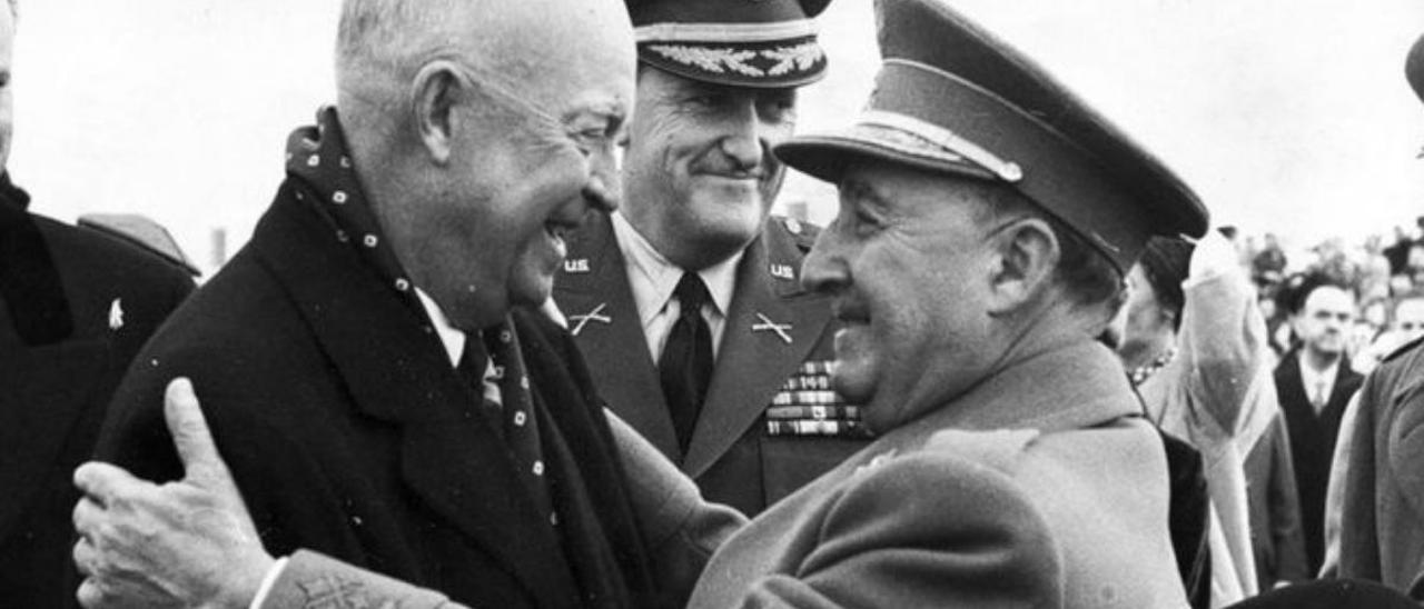 Francisco Franco recibe a Dwight D. Eisenhower, en diciembre de 1959.