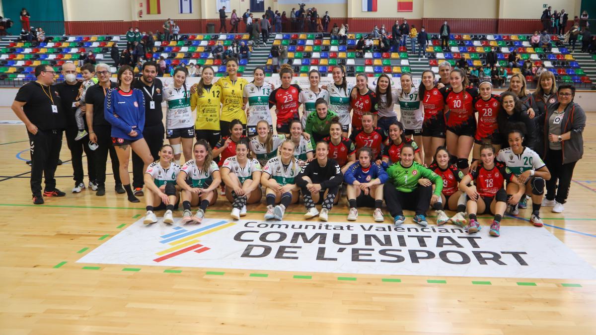 Foto conjunta entre los dos equipos valencianos de la máxima categoría del balonmano nacional femenino