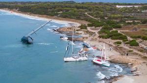 Vista aérea de varios veleros varados en la zona de sa Sequi, en el Parque Natural de ses Salines, donde se produjeron la mayoría de los incidentes.