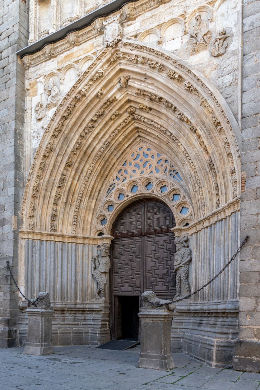 La Puerta Occidental es uno de los elementos más destacados de la fachada de la catedral