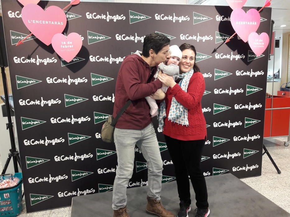 Concurso de besos: Cientos de parejas se besan en el Corte Inglés de Avingudes