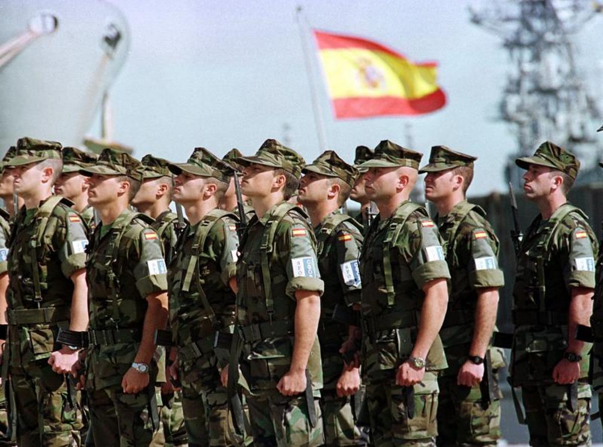Los marines se forman en el muelle de la base naval de Rota antes de zarpar hacia Bosnia en abril de 2000.