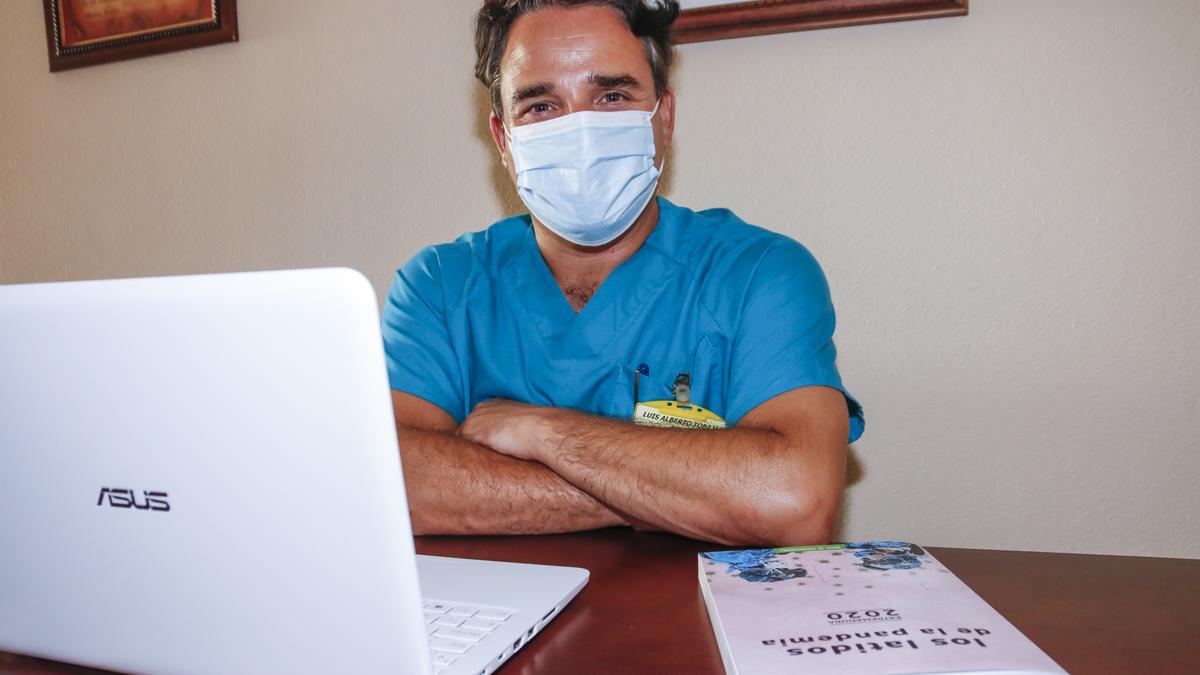 Luis Tobajas, médico de familia, posa ayer por la tarde en su casa de Cáceres.