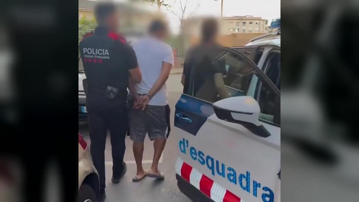 Detenido un hombre en Barcelona que aprovechaba su trabajo de repartidor para robar con violencia a menores